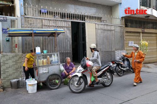 Nhiều năm qua, ông Thái rong ruổi bán vé số để dành tiền giúp đỡ những hoàn cảnh khó khăn.