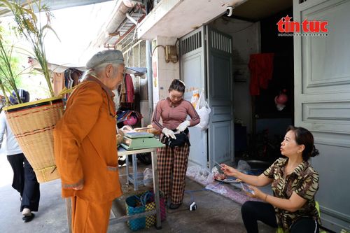Nhiều tiểu thương cho biết họ thường xuyên mua vé số để ủng hộ việc làm ý nghĩa của ông Thái.