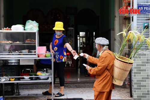 Người dân vui vẻ trò chuyện, mua vé số ủng hộ ông Thái trên tuyến đường ông thường đi qua mỗi ngày.
