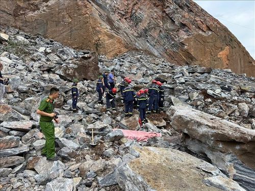 Hiện trường khu vực mỏ đá bị sạt lở. Ảnh: TTXVN phát