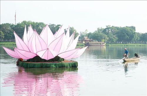 Dùng thuyền lai dắt đài sen đã hạ thủy xuống sông Hương, thành phố Huế, chuẩn bị cho Đại Lễ Phật đản Phật lịch 2570.