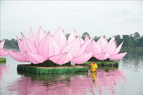 Sắp đặt hoa sen sau khi hạ thủy xuống sông Hương, thành phố Huế, chuẩn bị mừng Đại Lễ Phật đản Phật lịch 2570.