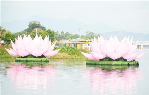 Hai trong số 7 hoa sen được hạ thủy xuống sông Hương, thành phố Huế, chuẩn bị mừng Đại Lễ Phật đản Phật lịch 2570.