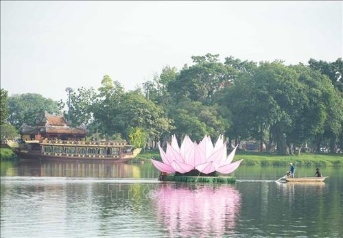 Đài sen được sắp đặt trên sông Hương, phía trước Di tích Nghinh Lương Đình, thành phố Huế, chuẩn bị cho Đại Lễ Phật đản Phật lịch 2570.