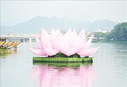 Một trong số 7 đài sen được hạ thủy xuống sông Hương, thành phố Huế, chuẩn bị cho Đại Lễ Phật đản Phật lịch 2570.
