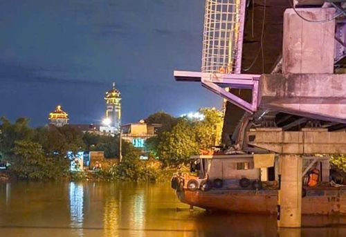 Tàu HD 5839 va chạm, ca bin tàu mắc kẹt vào dầm thép của cầu Đò Quan. Ảnh: baoninhbinh.org.vn