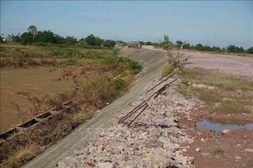Cầu Tây An 1 và Tây An 2 (thuộc dự án Đường tránh lũ kết hợp phát triển đô thị Nam Phước) bắc qua sông Cầu Chìm, nối xã Duy Xuyên và Nam Phước, là dự án cầu trọng điểm tại khu vực giáp ranh với tổng mức đầu tư gần 100 tỷ đồng. Dù cơ bản đã hoàn thành phần thân cầu, các công trình này hiện vẫn chưa thể đưa vào khai thác do vướng mắc giải phóng mặt bằng và thiếu đất làm đường dẫn.