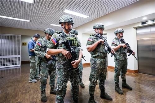 Binh sĩ được triển khai bên trong tòa nhà Thượng viện Philippines ở Pasay ngày 13/5/2026. Ảnh: THX/TTXVN.