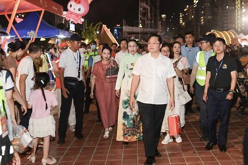 Lãnh đạo TP Đà Nẵng tham quan các gian hàng tại lễ hội Đà Nẵng Food Tour 2026.