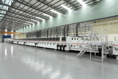 Dây chuyền phủ kính tiết kiệm năng lượng của Viglacera hướng tới mục tiêu Net Zero. Ảnh: Viglacera
