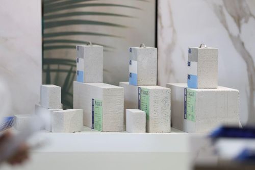 Gạch bê tông khí chưng áp làm vách ngăn trong căn nhà, đảm bảo hiệu quả chống cháy vượt trội. Ảnh minh họa: Thu Hằng/Bnews/TTXVN
