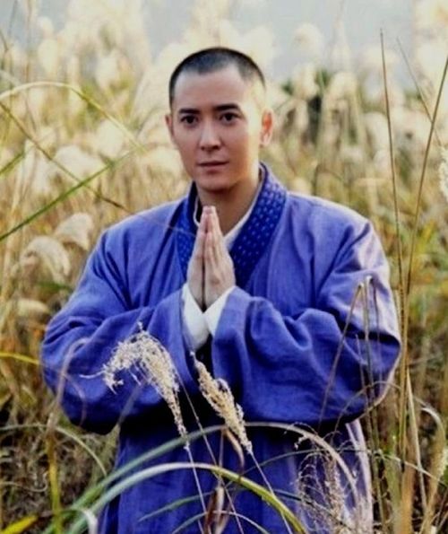 Khác với Kiều Phong hay Đoàn Dự, Hư Trúc xuất hiện với dáng vẻ ngốc nghếch, chất phác và gần như vô dục vô cầu. 