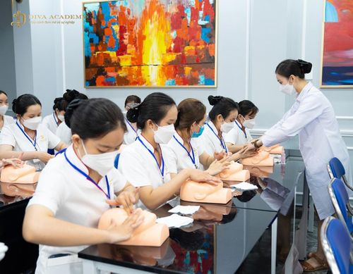 2 ngành nghề Chăm sóc sắc đẹp, Tạo mẫu và chăm sóc sắc đẹp nằm trong danh mục 48 ngành nghề dự kiến được hỗ trợ 100% học phí. Ảnh minh họa