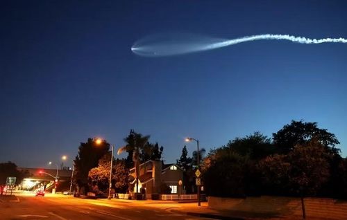 Tên lửa Falcon 9 của SpaceX rời bệ phóng tại Căn cứ Lực lượng Không gian Vandenberg, mang theo 26 vệ tinh internet Starlink vào ngày 16/6/2025. Hình ảnh được ghi lại từ thành phố Pasadena, bang California.