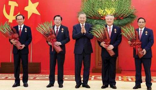 Ngày 30.3.2026 tại Trụ sở Trung ương Đảng, Tổng Bí thư Tô Lâm đã trao Huân chương Quân công hạng Nhất tặng các lãnh đạo: Phạm Minh Chính (Ủy viên Bộ Chính trị khóa XIII, Thủ tướng Chính phủ), Nguyễn Hòa Bình (Ủy viên Bộ Chính trị khóa XIII, Phó Thủ tướng Thường trực Chính phủ), Phan Đình Trạc (Ủy viên Bộ Chính trị, Bí thư Trung ương Đảng khóa XIII, nguyên Trưởng ban Nội chính Trung ương), Nguyễn Văn Nên (Ủy viên Bộ Chính trị khóa XIII, Thường trực Tiểu ban Văn kiện Đại hội XIV của Đảng). Ảnh: Thống Nhất 