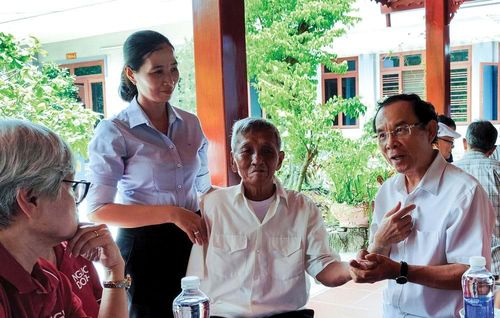 Ông Nguyễn Văn Nên gặp gỡ ông Phan Văn Gởi - người thương binh chỉ còn một cánh tay với bàn tay không đủ ngón.
