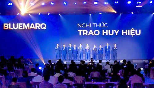Nghi thức trao huy hiệu.