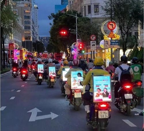 Hoạt động thúc đẩy thương mại điện tử theo chiều sâu cũng được quảng bá thông qua màn hình roadshow trên đường phố