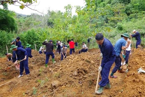 Đội Quy tập tiến hành tìm kiếm hài cốt liệt sĩ là quân tình nguyện và chuyên gia Việt Nam tại tỉnh Hủa Phăn (Lào).