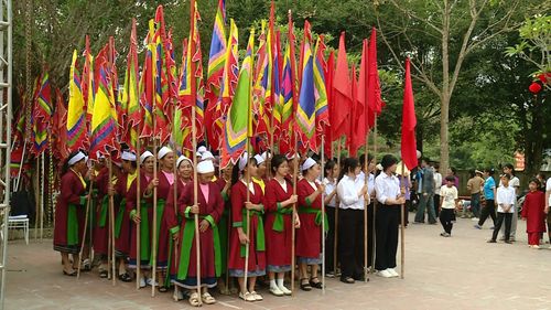 Niềm vui, sự hân hoan hiện rõ trên gương mặt bà con dân tộc Thổ khi được khoác lên mình trang phục truyền thống, tham gia các hoạt động văn hóa cộng đồng.