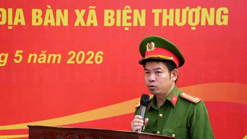 Trung tá Lê Mạnh Hùng, Trưởng Công an xã Biện Thượng phát động lễ ra quân.
