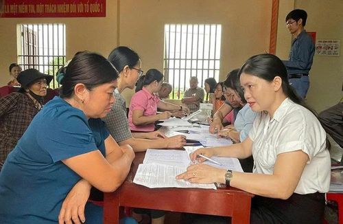 Cán bộ xã Hậu Lộc giải thích cho người dân thôn Yên Thường các chính sách liên quan đến công tác bồi thường, hỗ trợ khi Nhà nước thu hồi đất.