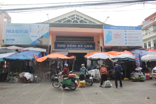 Chợ đêm Kỳ Lừa. Ảnh: Chu Khôi.