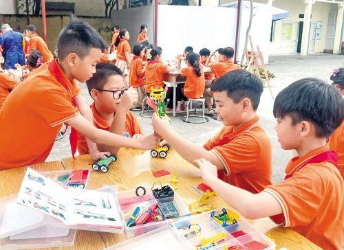 Học sinh Trường Tiểu học Võ Thị Sáu (phường Bắc Giang) trong giờ giáo dục STEM.