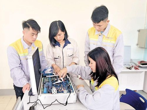 Sinh viên Trường Cao đẳng công nghệ Việt - Hàn Bắc Giang phát triển các ý tưởng khởi nghiệp.