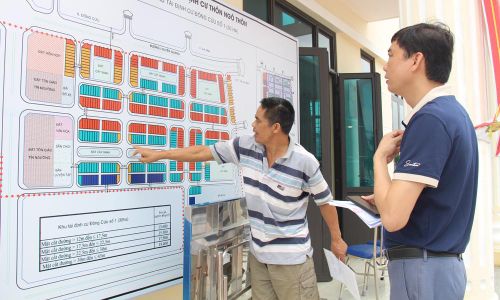  Người dân thôn Ngô Thôn tìm hiểu thông tin khu tái định cư dự án sân bay Gia Bình. 