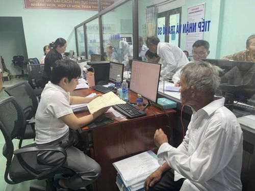 Cán bộ Trung tâm phục vụ Hành chính công xã Tây Hồ giải quyết thủ tục hành chính cho công dân.