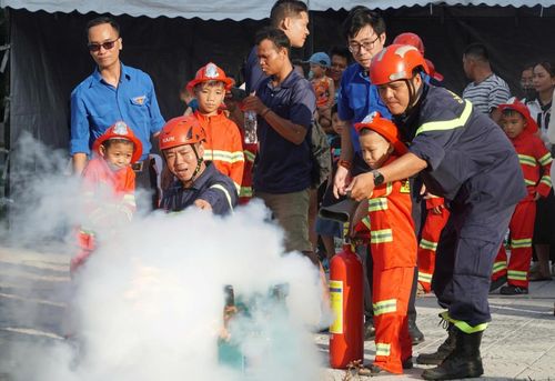Bệnh nhi thực hành sử dụng bình chữa cháy xách tay trong tình huống chữa cháy giả định. Ảnh: TRUNG ANH