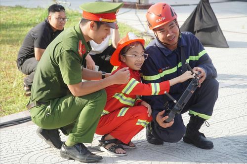 "Chiến sĩ cứu hỏa nhí” rạng rỡ trong buổi trải nghiệm. Ảnh: TRUNG ANH