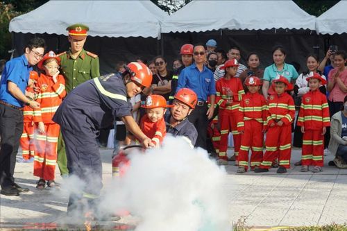 Hoạt động trải nghiệm giúp các em có thêm kỹ năng tự bảo vệ mình khi gặp sự cố. Ảnh: TRUNG ANH