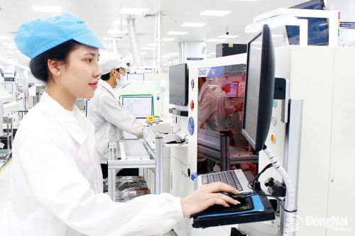 Công nhân Công ty TNHH Smart Topbank (phường Long Thành) nhanh nhạy trong ứng dụng tự động hóa tại doanh nghiệp. Ảnh: Nguyễn Hòa