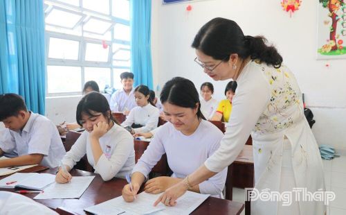 Cô, trò Trường Trung học cơ sở Kim Hồng (phường Cao Lãnh) tích cực ôn tập cho Kỳ thi tuyển sinh lớp 10.