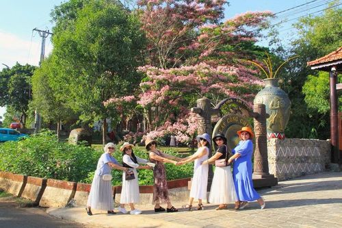  Bà Lương Thị Mộng Trang (thứ 3 từ trái sang) chụp ảnh lưu niệm cùng bạn bè. Ảnh: Hoàng Hoài 