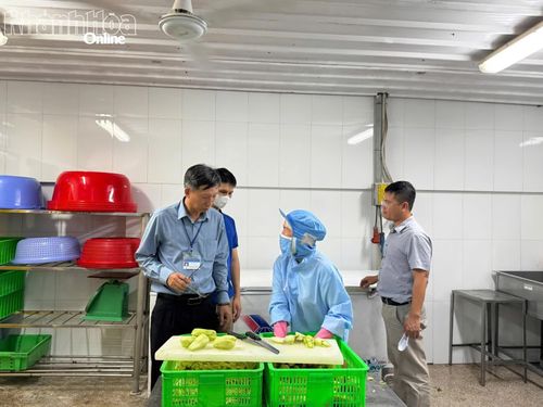 Đoàn kiểm tra liên ngành an toàn thực phẩm tỉnh kiểm tra thực tế khu vực sơ chế tại bếp ăn tập thể Công ty TNHH Thủy sản Hải Long, Khu Công nghiệp Suối Dầu.