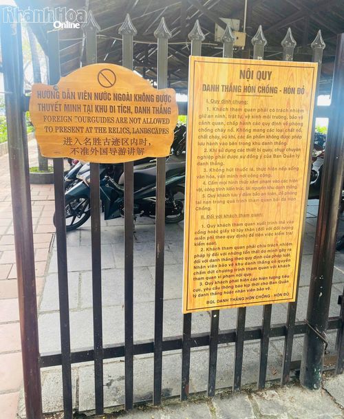 Biển quy định người nước ngoài không được thuyết minh được đặt ngay cửa soát vé tham quan danh thắng Hòn Chồng. 