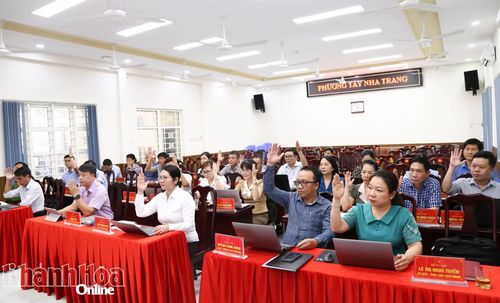 Các đại biểu biểu quyết thông qua nội dung trình tại hội nghị.