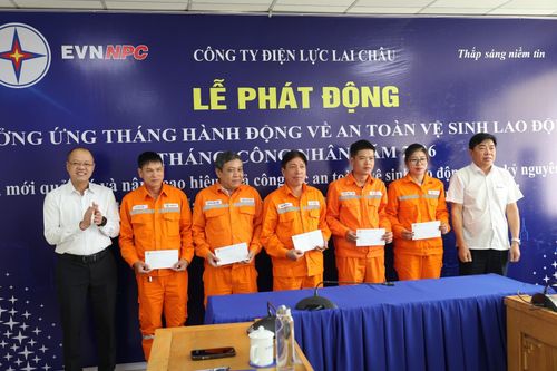 Lãnh đạo Công ty Điện lực Lai Châu trao quà cho công nhân, người lao động của các đơn vị điện lực trực thuộc nhân Tháng công nhân năm 2026.