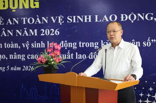 Đồng chí Trần Kim Long, Giám đốc Công ty Điện lực Lai Châu phát biểu chỉ đạo tại lễ phát động.