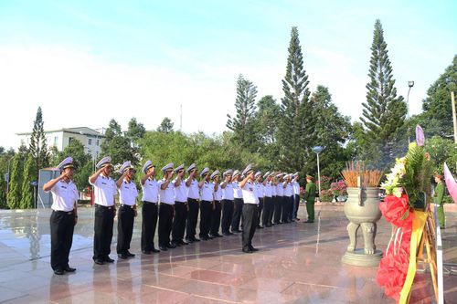 Cán bộ, chiến sĩ Vùng 4 Hải quân dâng hương tưởng nhớ Chủ tịch Hồ Chí Minh tại Tượng đài Bác Hồ, Công viên 18-10 (Ảnh: Thành Long))