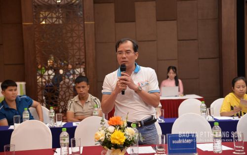 Đại diện doanh nghiệp du lịch phát biểu thảo luận tại hội nghị