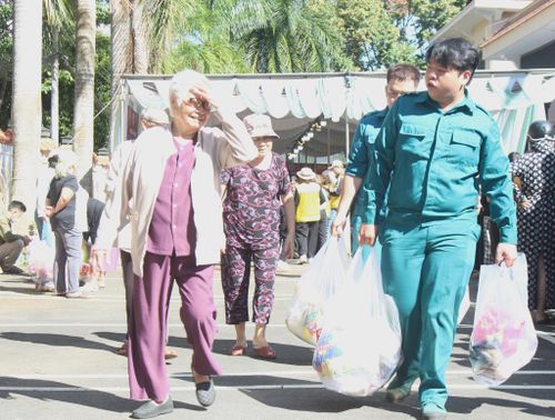 Các lực lượng của Phường 1 Bảo Lộc hỗ trợ người già, người bị tàn tật vận chuyển nhu yếu phẩm về nhà