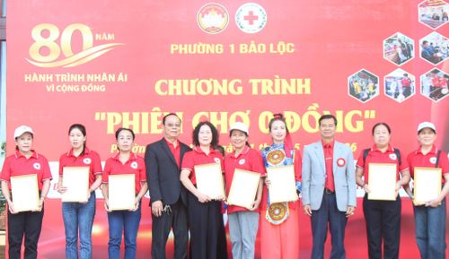 Ông Nguyễn Quang Minh, Chủ tịch Hội Chữ Thập đỏ tỉnh cùng Hội Chữ Thập đỏ Phường 1 Bảo Lộc trao thư cảm ơn các Chi hội Chữ Thập đỏ tổ dân phố và các mạnh thường quân
