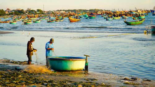 Ngư dân đan lại lưới ghẹ trước chuyến ra khơi tiếp theo
