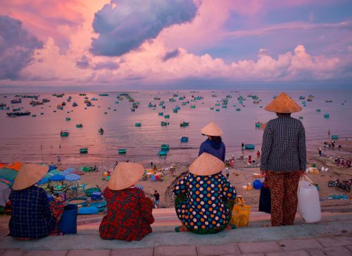 Từ khoảng 4 giờ 30 phút sáng, khu vực làng chài đã nhộn nhịp người dân và thương lái chờ ghe, tàu cá đưa hải sản vào bờ