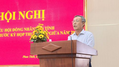 Đồng chí Nguyễn Văn Tám, Ủy viên Ban Thường vụ Tỉnh ủy, Bí thư Đảng ủy, Chủ tịch HĐND phường Phan Thiết thay mặt Tổ đại biểu số 8, HĐND tỉnh thông tin tại buổi tiếp xúc cử tri