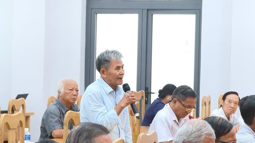 Cử tri phường Phan Thiết nêu ý kiến tại buổi tiếp xúc